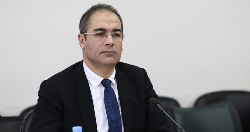 هل "احترقت" أوراق  نزار يعيش على طاولة الرئيس؟   